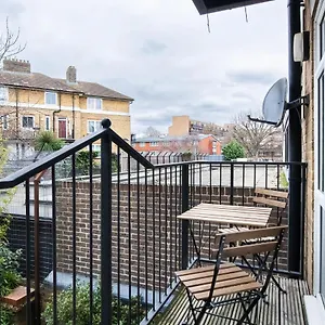 Chic 3 Bed Near Bridge With Balcony London